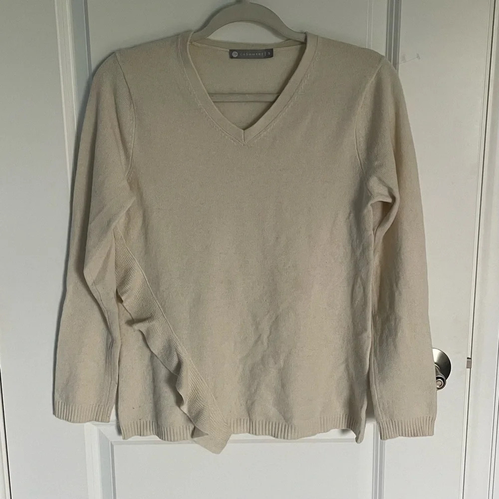In Cashmere V-Neck Ruffle Pullover Sweater - 29264